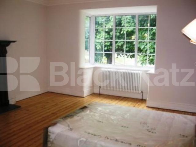 			5 Bedroom, 1 bath, 1 reception Flat			 Broomfield Lane, PALMERS GREEN N13
